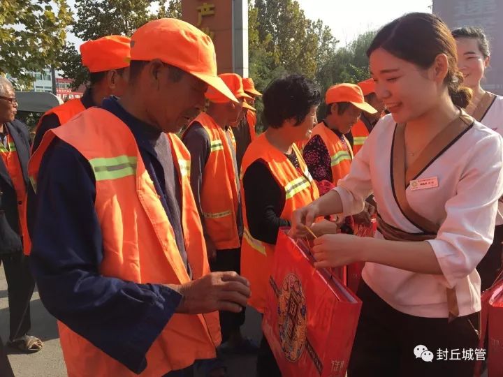 情暖中秋——封丘爱心企业为环卫工人送月饼