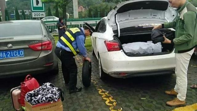 大家好，给大家介绍一下，这是三峡大坝黄金周期间的感人事儿