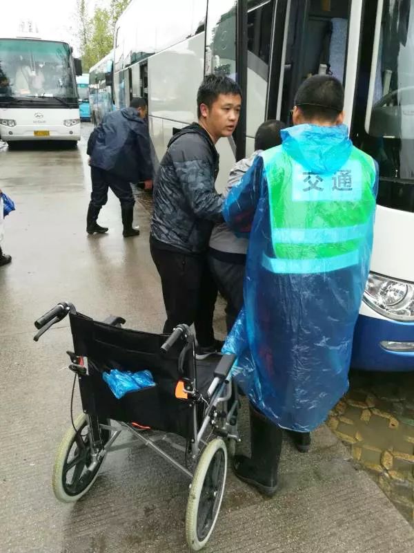 大家好，给大家介绍一下，这是三峡大坝黄金周期间的感人事儿