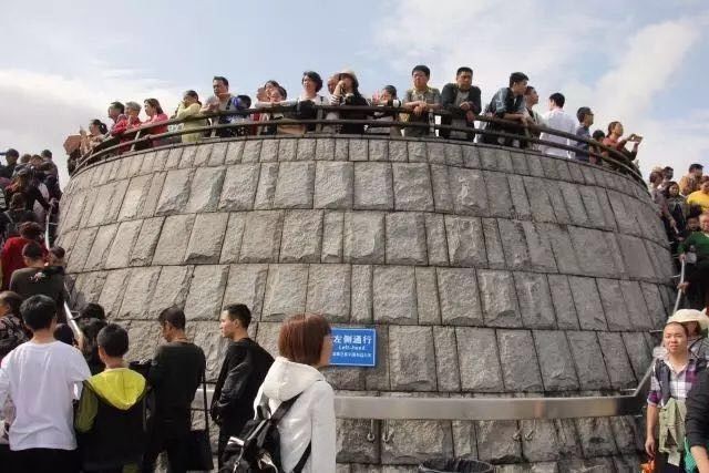 大家好，给大家介绍一下，这是三峡大坝黄金周期间的感人事儿