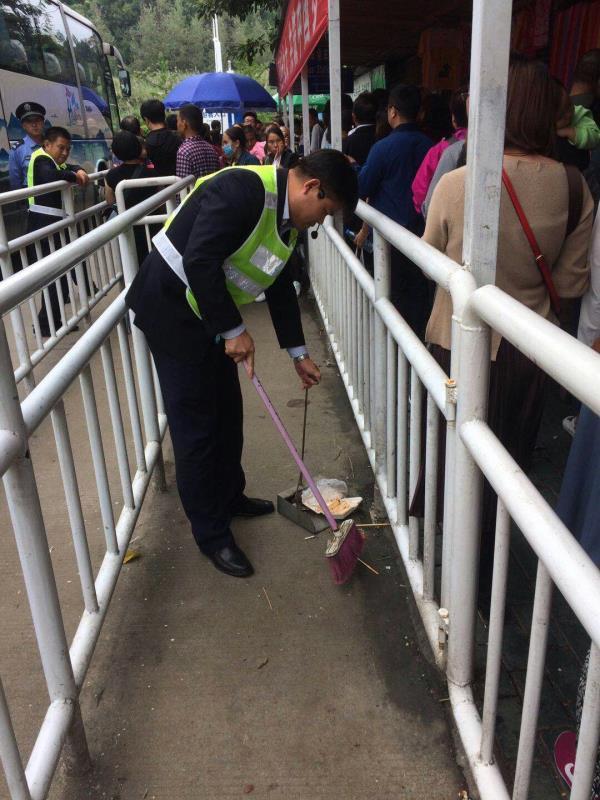 大家好，给大家介绍一下，这是三峡大坝黄金周期间的感人事儿