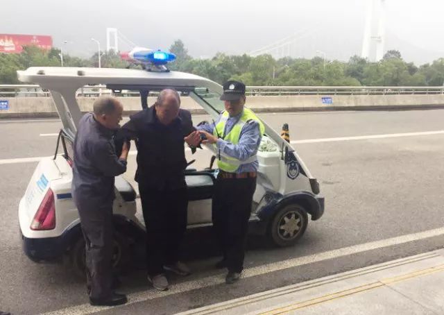 大家好，给大家介绍一下，这是三峡大坝黄金周期间的感人事儿