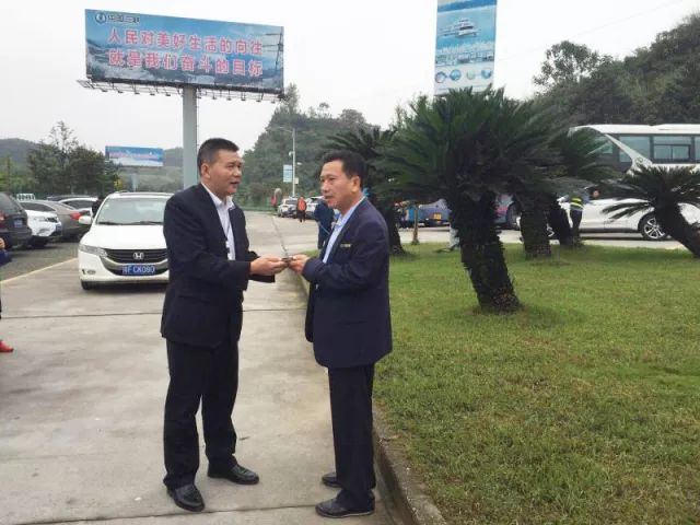 大家好，给大家介绍一下，这是三峡大坝黄金周期间的感人事儿