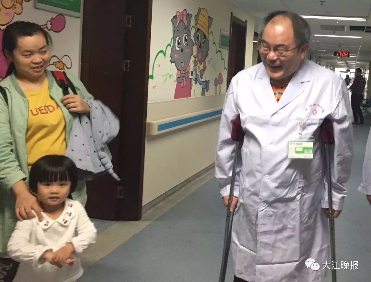 「重访*江老**湖」他是芜湖的儿科名医，他是这家医院的“金字招牌”
