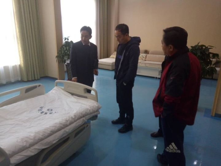 辽宁省瓦房店市中心医院一行来我院参观、学习、座谈、交流