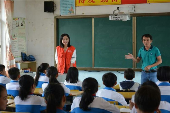 青年文明号帮助贫困儿童,推进青年文明号创建工作