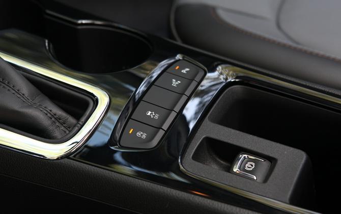 科鲁兹和福克斯,福克斯和昂克赛拉的空间哪个大