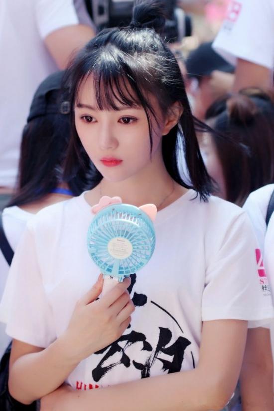 披肩发发型扎法教程,披肩发发型简单扎法视频教程