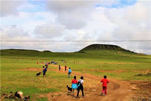 活动回顾｜欧帝亿主题狗狗巴士察哈尔草原深处探秘万年火山