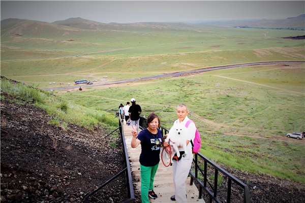 活动回顾｜欧帝亿主题狗狗巴士察哈尔草原深处探秘万年火山