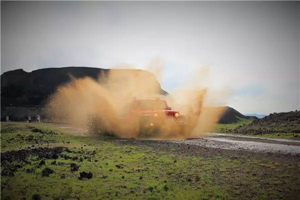 活动回顾｜欧帝亿主题狗狗巴士察哈尔草原深处探秘万年火山