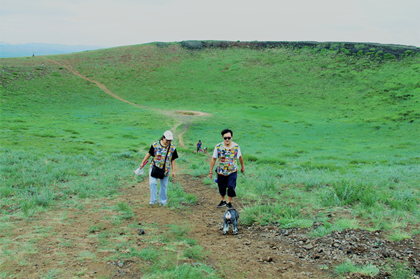 活动回顾｜欧帝亿主题狗狗巴士察哈尔草原深处探秘万年火山