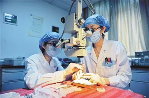重庆医学界又出大新闻，谁说白内障青光眼不可逆……