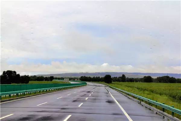 活动回顾｜欧帝亿主题狗狗巴士察哈尔草原深处探秘万年火山