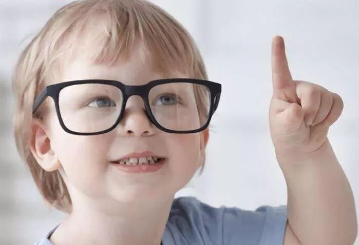 孩子总是眯眼看东西,孩子总是眯眼看电视