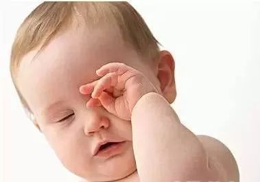 小孩子眼皮里有个小包,眼皮里面起了小包包咋回事