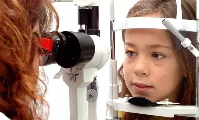 孩子总是眯眼看东西,孩子总是眯眼看电视