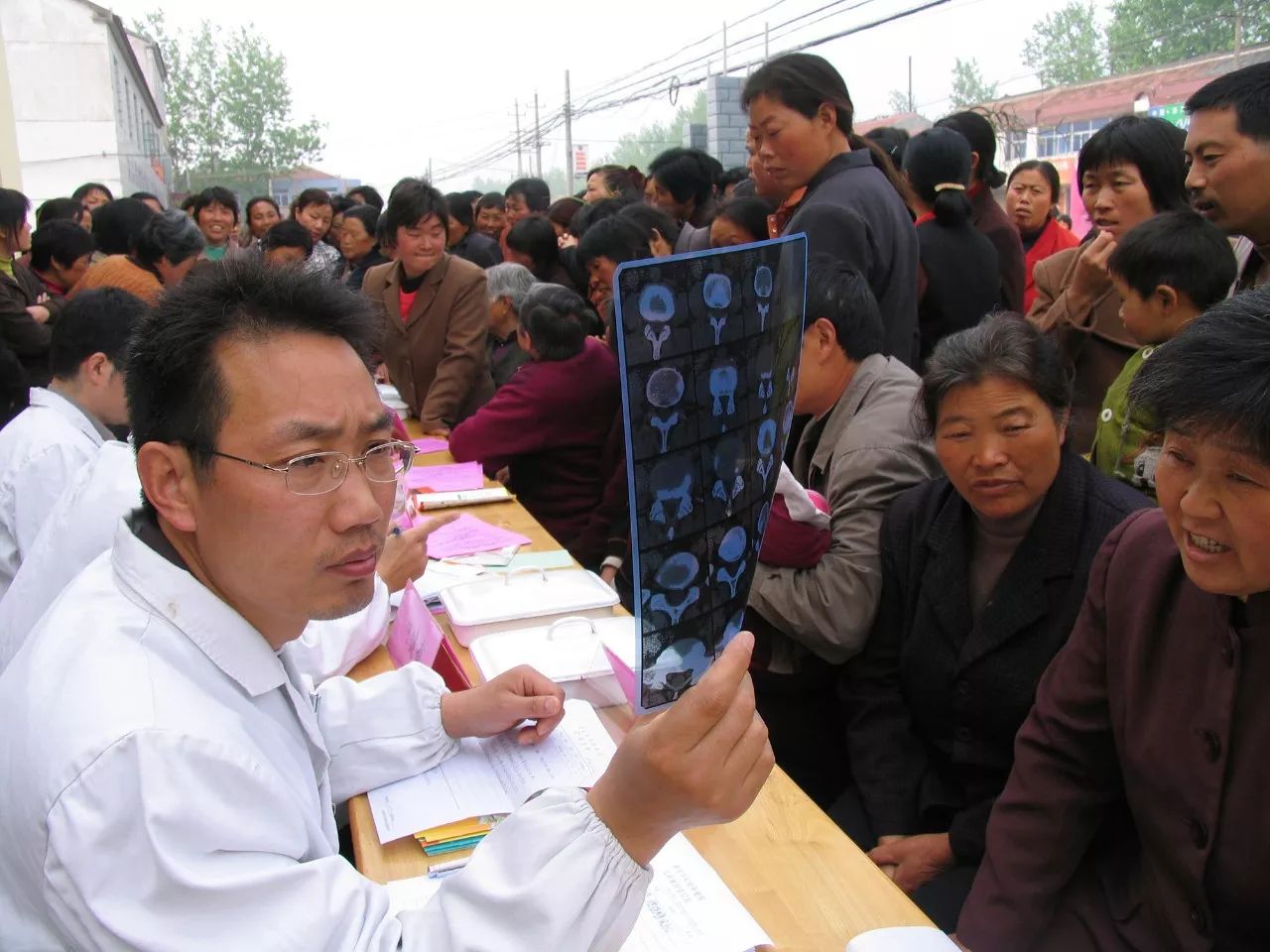 医者仁心纪录片儿科医生李主任,妙手回春医者仁心全文