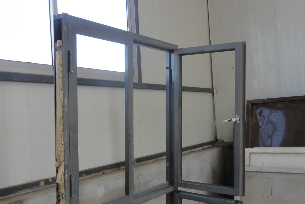 阳台窗框动荡物业不给解决,楼房窗户倾斜找物业不管怎么办