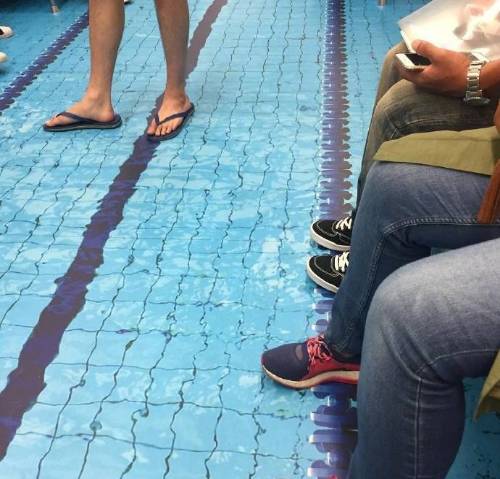 市民在鹅卵石地面做热疗,市民躺鹅卵石