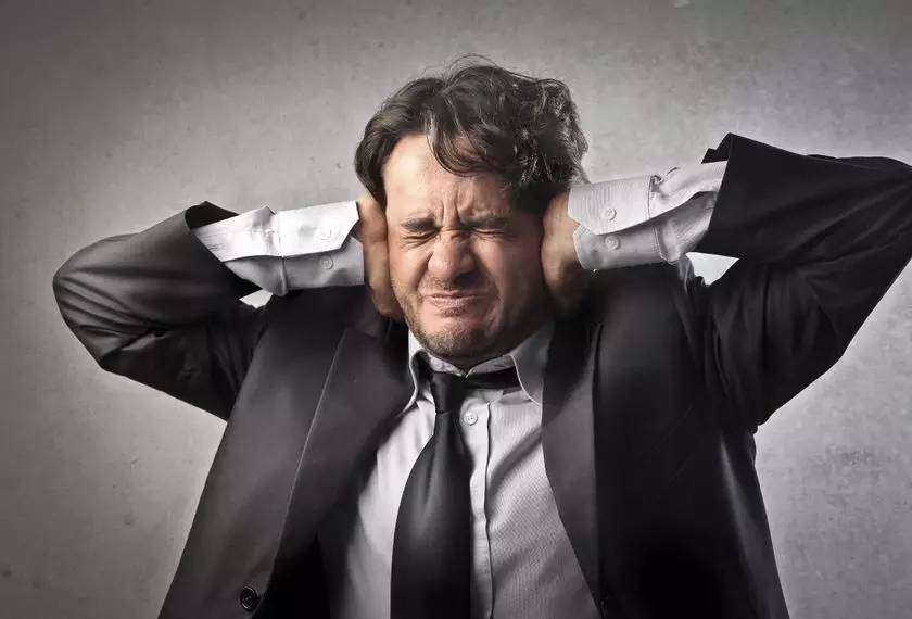 在你吃饭时遇到吧唧嘴,当遇到吃饭吧唧嘴的人怎么办