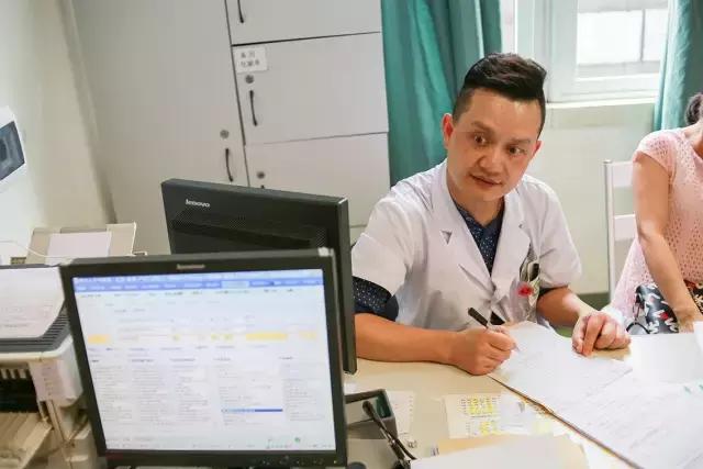 川大华西二院姚医生，为孕妇看病，从医多年获赞