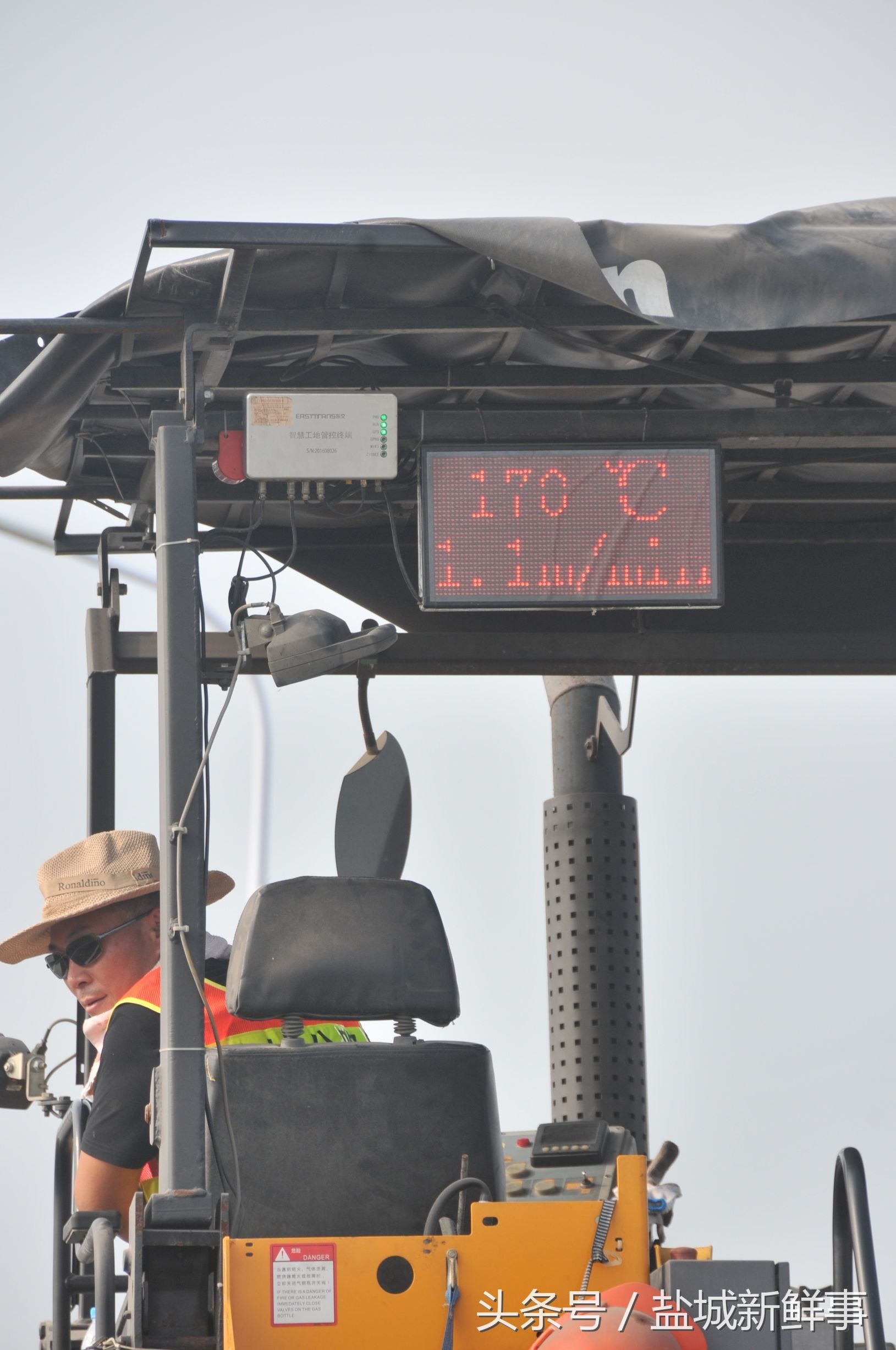 脚下踩着100多摄氏度的沥青啥感觉？加了三四层厚鞋垫还嫌烫！