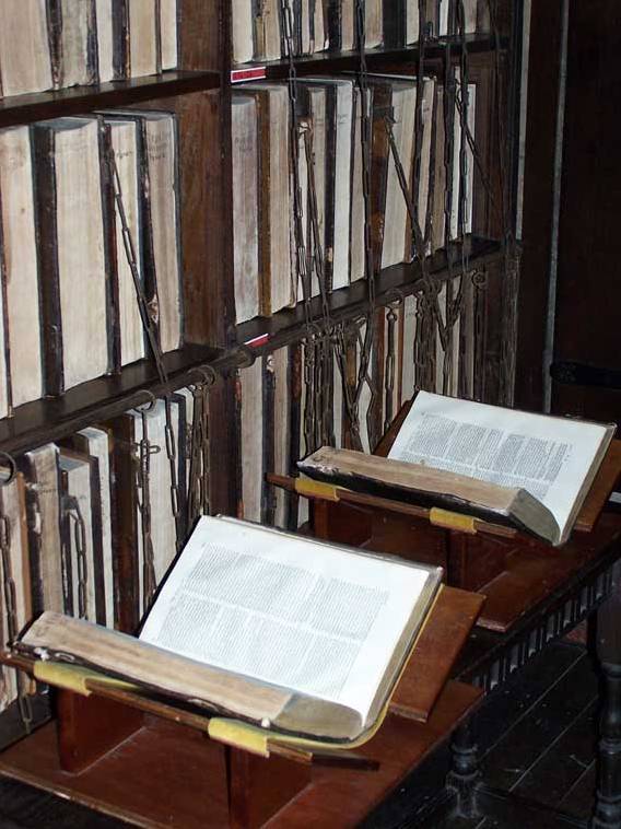 学城图书馆的书架上为什么挂满铁链？