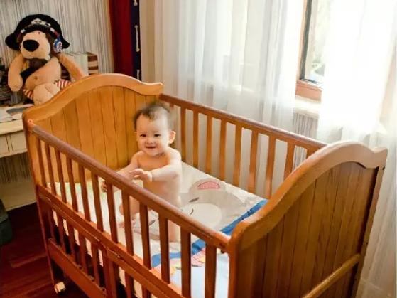 宝宝摔下床仰躺着一般怎么下去的,宝宝突然掉下床