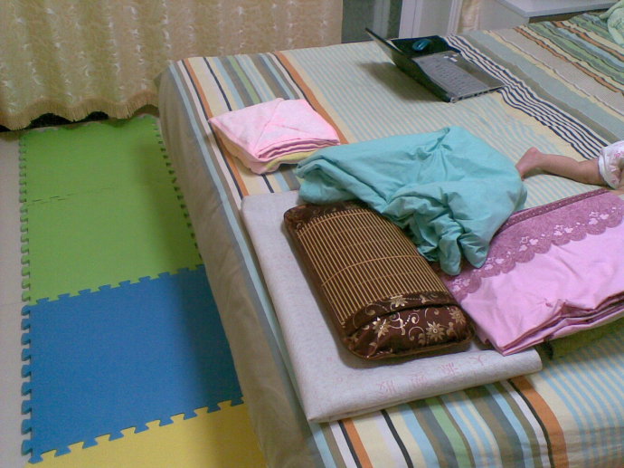 宝宝摔下床仰躺着一般怎么下去的,宝宝突然掉下床