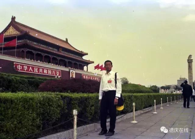 人物｜德庆老摄影人麦庭发对香山情有独钟，退休后每天早上五点登香山，风雨不改