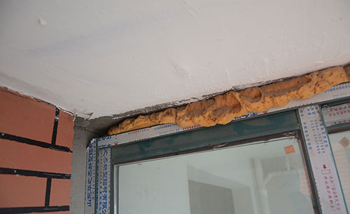 阳台窗框动荡物业不给解决,楼房窗户倾斜找物业不管怎么办