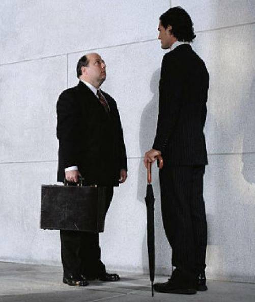 市民在鹅卵石地面做热疗,市民躺鹅卵石