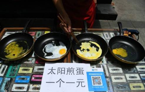 市民在鹅卵石地面做热疗,市民躺鹅卵石