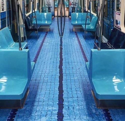 市民在鹅卵石地面做热疗,市民躺鹅卵石