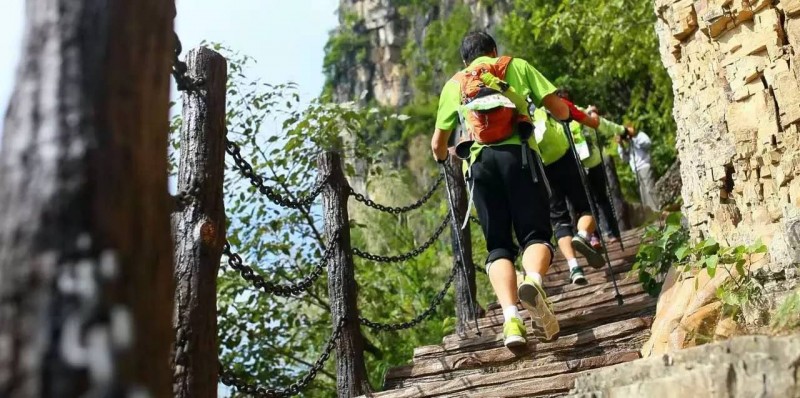 鲁滨逊登山杖爬山前面需要打开吗,鲁滨逊登山用什么手杖