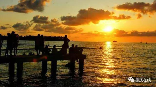 人物｜德庆老摄影人麦庭发对香山情有独钟，退休后每天早上五点登香山，风雨不改