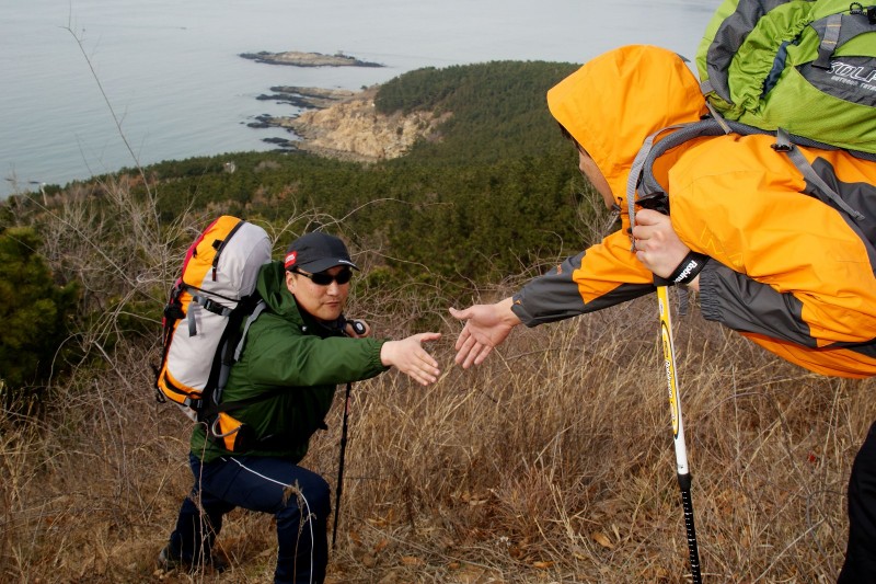 鲁滨逊登山杖爬山前面需要打开吗,鲁滨逊登山用什么手杖