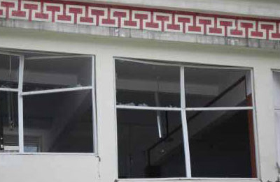 阳台窗框动荡物业不给解决,楼房窗户倾斜找物业不管怎么办