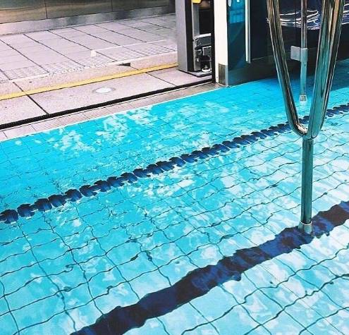 市民在鹅卵石地面做热疗,市民躺鹅卵石