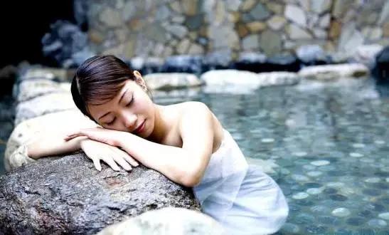 泡温泉的正确打开方法,泡温泉正确打开方式