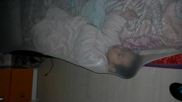 宝宝摔下床仰躺着一般怎么下去的,宝宝突然掉下床