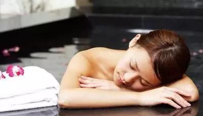 泡温泉的正确打开方法,泡温泉正确打开方式