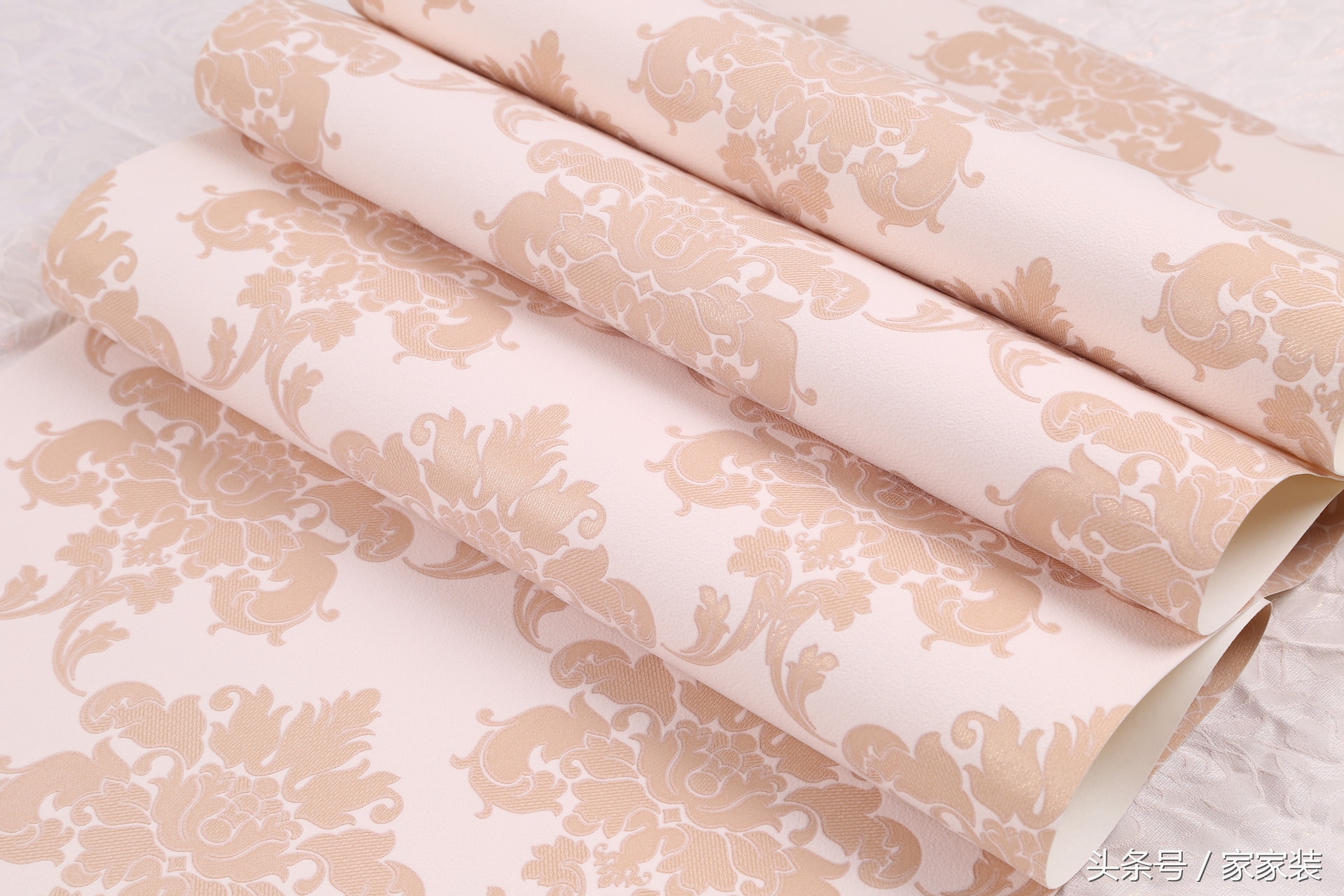 家里壁纸上面可以再贴一层吗,家里壁纸怎么贴可以贴齐