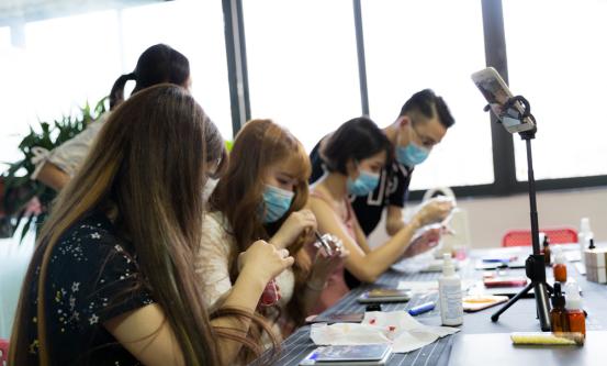 沉浸式手工口红,轰趴来袭