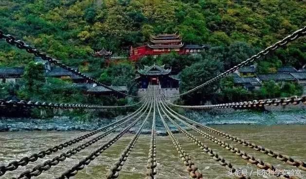 卡尔带你了解了解：泸定桥的铁索是怎么样运到河对岸的那？