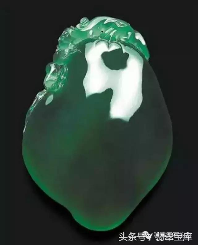 清代玻璃种五彩“翡翠”手镯现世，卖一个亿你说过不过分？