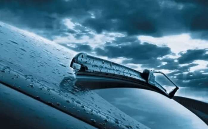 下雨天车上有小坑正常吗,下雨天车可能发生什么危险