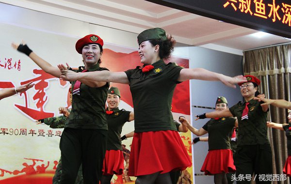 甘肃农村大妈跳广场舞,水兵舞双人舞大爷大妈穿迷彩服