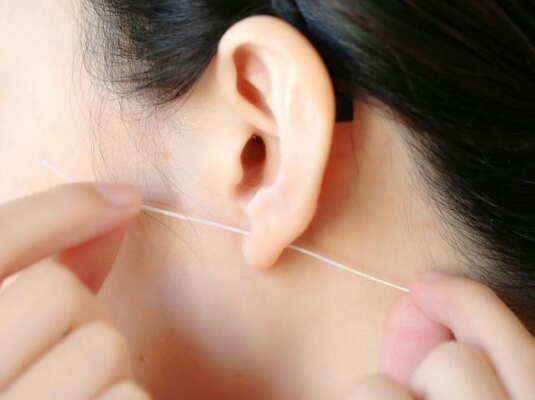 戴耳钉的女生怎么样,戴耳钉的女人会给人一种什么气质